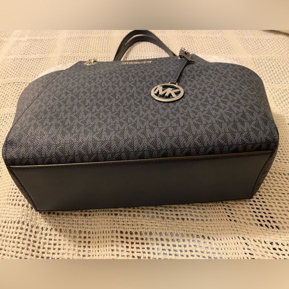 Michael Kors Navy and Cream Signature Tote - Picture 8 of 16